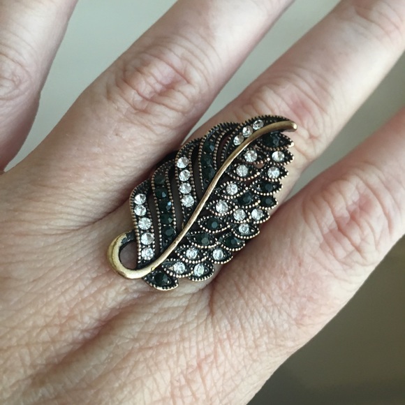 🌻3 for $20🌻 Leaf Crystal Ring - Picture 5 of 7